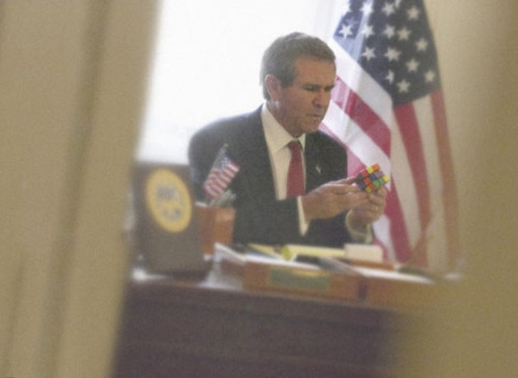 "George W. Bush z kostką Rubika"; fot. Alison Jackson, 2008